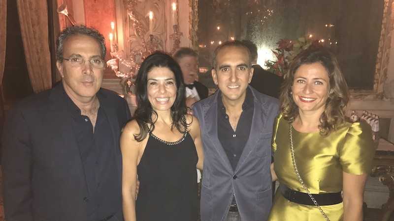 מימין: מנליו מוריקה ורעייתו עם לימור ונתן אלאלוף